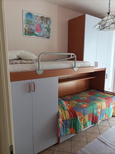 a room with two bunk beds and a bench at La casa tra i monti in Ponna Superiore