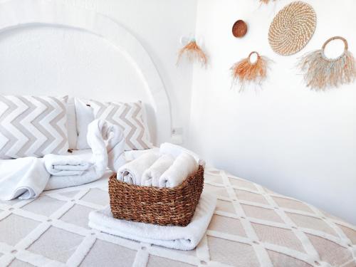 Un dormitorio con una cesta de mimbre sobre una cama. en UMAYRA OTEL, en Bodrum City