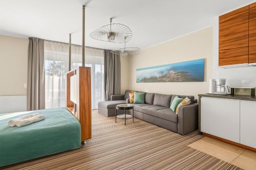 Ένα ή περισσότερα κρεβάτια σε δωμάτιο στο HoliApart in No 1 - luxury apartments, beautiful area