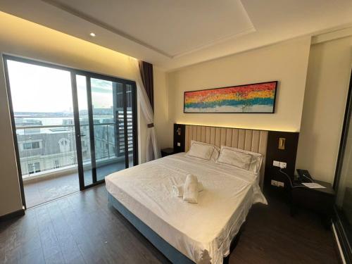 une chambre avec un lit avec un animal en peluche dessus dans l'établissement Homestay Sapphire Hạ Long, à Hạ Long