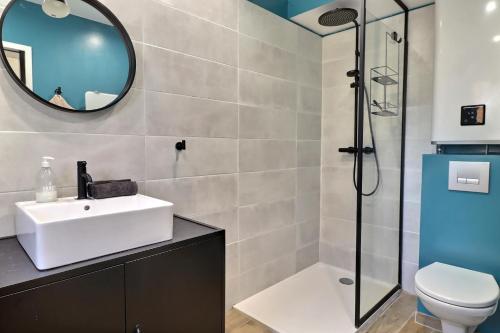 une salle de bain avec un lavabo et une douche dans l'établissement The Loft with SPA and private terrace, à Ventabren