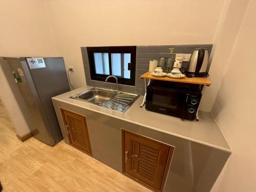 Kuchyň nebo kuchyňský kout v ubytování ลอยละล่อง รีสอร์ท Loy La Long Resort
