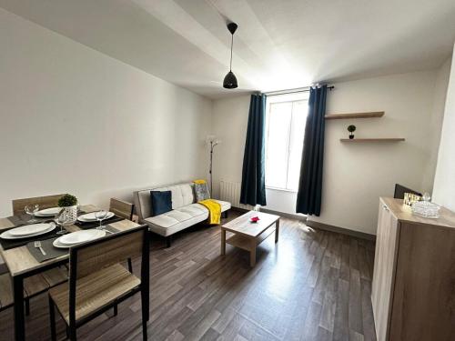 un salon avec un canapé et une table dans l'établissement Le Hoche&Chill, proche de la Gare, à Limoges