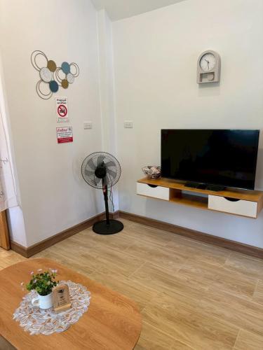 TV a/nebo společenská místnost v ubytování ลอยละล่อง รีสอร์ท Loy La Long Resort
