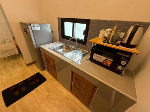 Kuchyň nebo kuchyňský kout v ubytování ลอยละล่อง รีสอร์ท Loy La Long Resort