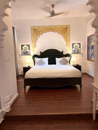 Cama o camas de una habitación en Swaroop Vilas - Lake Facing Boutique Hotel