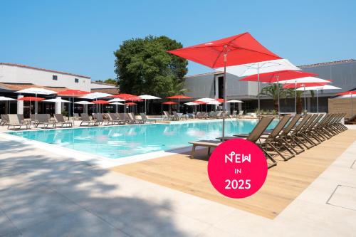 Bazén v ubytování Hotel Pelegrin Plava Laguna nebo v jeho okolí