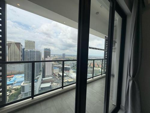 Pemandangan umum bagi Phnom Penh atau pemandangan bandar yang diambil dari apartmen