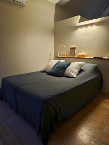 une chambre avec un lit avec une couverture bleue dans l'établissement Bastide Contemporaine Gardoise, à Saint-Laurent-des-Arbres