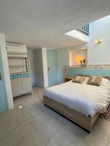een slaapkamer met een groot bed in een kamer bij vakantiewoning Emponse 7 in Plan-de-la-Tour