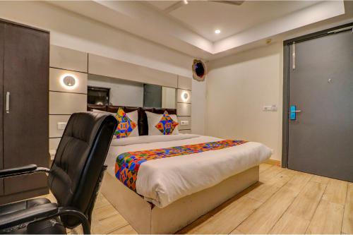 Postel nebo postele na pokoji v ubytování FabHotel Kirti Nagar
