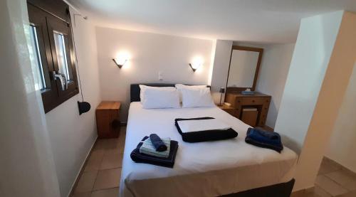 Кровать или кровати в номере Mandoras cozy sea view apartment