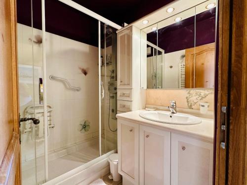 une salle de bain avec une douche en verre et un lavabo dans l'établissement Le Belvedere Golf -Ste Maxime, à Sainte-Maxime