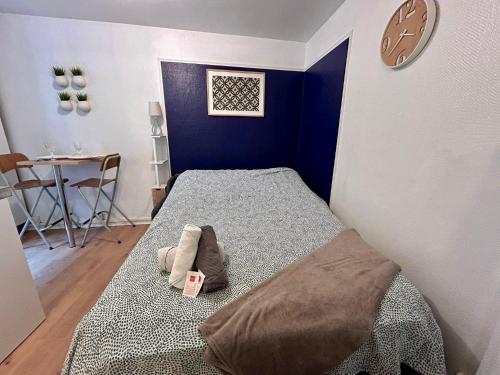 - une chambre dotée d'un lit avec une horloge murale dans l'établissement Bleu Nuit à Rouen - 390, à Rouen