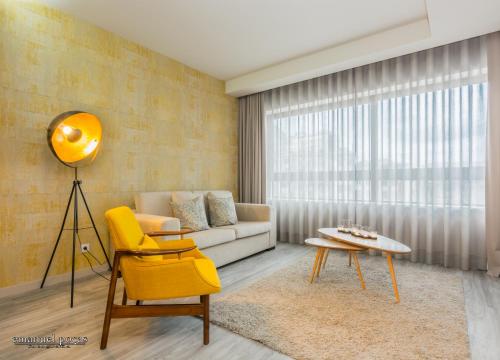 a living room filled with furniture and a window at Passos Manuel by Innapartments in Porto