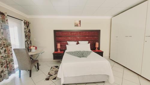 Postel nebo postele na pokoji v ubytování Effortless Gonubie River Escape - Rainbird BnB