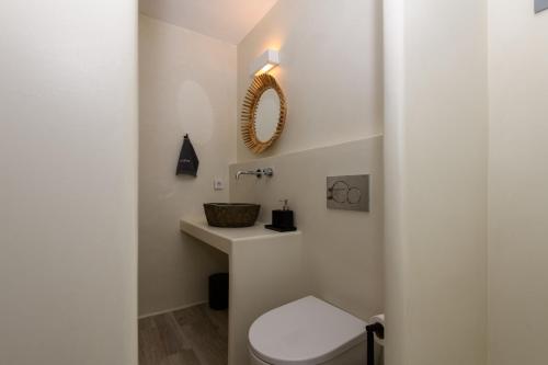 a bathroom with a toilet and a sink at Villa Evi in Kastraki Naxou