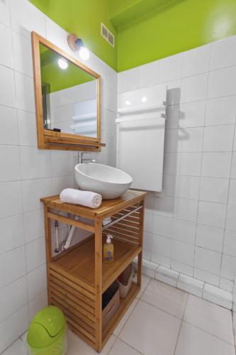une salle de bain avec un lavabo et un miroir dans l'établissement L'Opéra - Hypercentre - Cosy - No elevator - Minimalist - Sea, à Nice