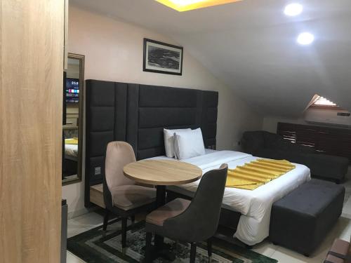 a bedroom with a bed and a table and chairs at Homegate Resort in Araromi