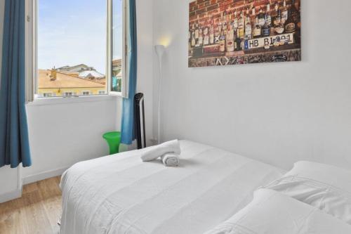 une chambre blanche avec un lit et une fenêtre dans l'établissement L'Opéra - Hypercentre - Cosy - No elevator - Minimalist - Sea, à Nice
