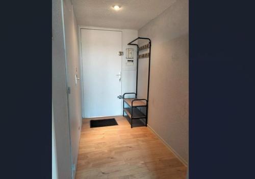 un couloir avec une chambre dotée d'une porte et d'un miroir dans l'établissement Le plaisir de la corniche - Saint Hilaire de Riez, à Saint-Hilaire-de-Riez