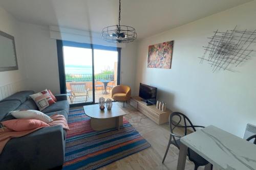 un salon avec un canapé et une table dans l'établissement Virginie - Spacious Luminous Sea view Terrace, à Ajaccio