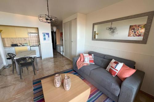 un salon avec un canapé et une table dans l'établissement Virginie - Spacious Luminous Sea view Terrace, à Ajaccio