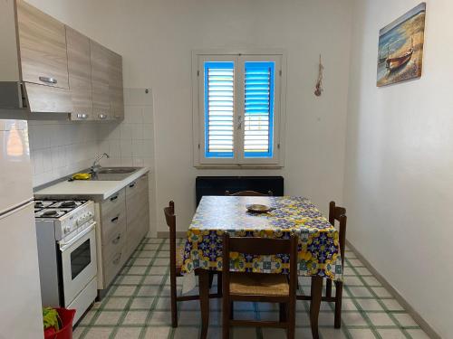 una cocina con mesa y mantel. en Casa Lipadusa, en Lampedusa