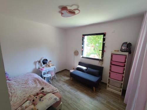 une chambre avec un lit, une chaise et une fenêtre dans l'établissement Maison 4 chambre 11personnes grand jardin, à Donges