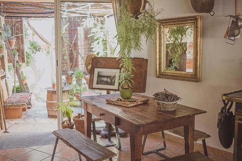 une chambre avec une table en bois et quelques plantes dans l'établissement Maison atypique avec vue colline & terrasse cocoon, à Montfort-sur-Argens