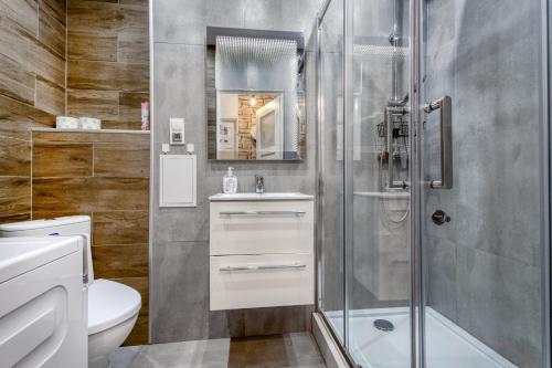 Un baño con ducha, inodoro y lavabo. en Apartament Lokum, en Władysławowo