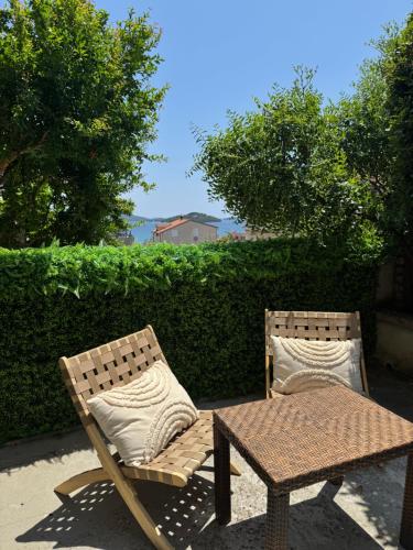 Private studio apartment with a garden and a terrace