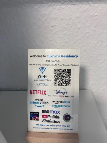 Tukhin's Residency - Studio Apartment & Deluxe 4 room Apartmentに飾ってある許可証、賞状、看板またはその他の書類