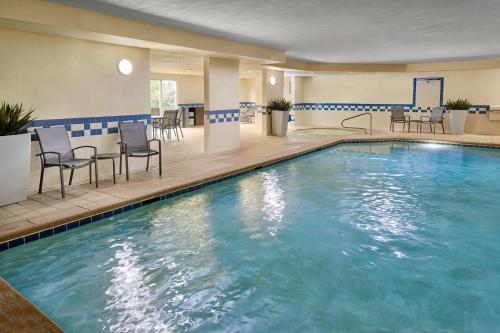 Kolam renang di atau dekat dengan Fairfield Inn & Suites Warner Robins