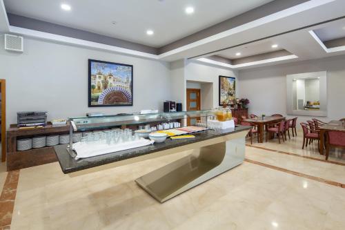 a restaurant with a counter and a dining room at Leflet Sanlucar in Sanlúcar la Mayor