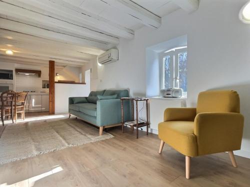 Impasse des Hirondelles by Miss K Conciergerie