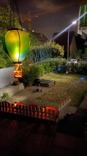 コーンタール・ミュンヒンゲンにあるTukhin's Residency - Studio Apartment & Deluxe 4 room Apartmentの夜の庭の灯り
