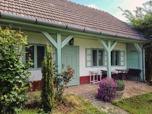 Casa verde y blanca con patio en Füge Major, en Balatonlelle