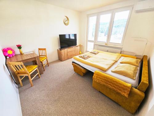 Ένα ή περισσότερα κρεβάτια σε δωμάτιο στο Golden Apartment Prešov