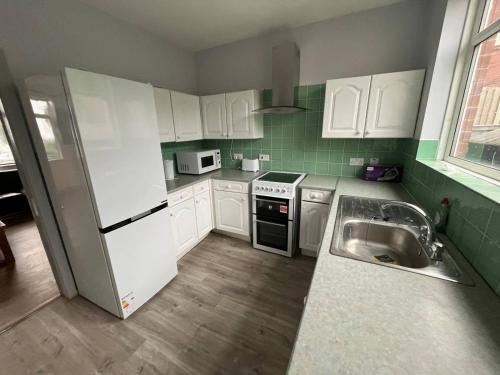 Η κουζίνα ή μικρή κουζίνα στο Kilvington Crib Sheffield Retreat