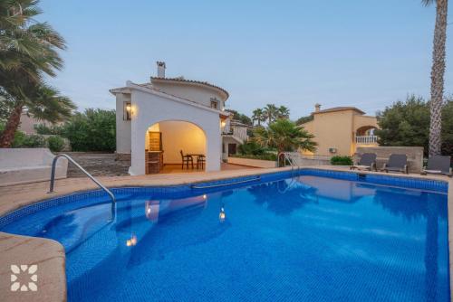 basen z willą w tle w obiekcie Villa Esmeralda by Abahana Villas w mieście Calpe