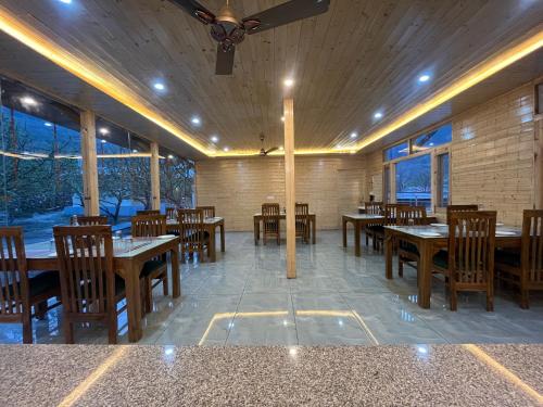 Restaurace v ubytování Himalayan paradise resort