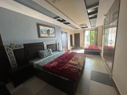 Ένα ή περισσότερα κρεβάτια σε δωμάτιο στο Malik Residency Bhurban Murree