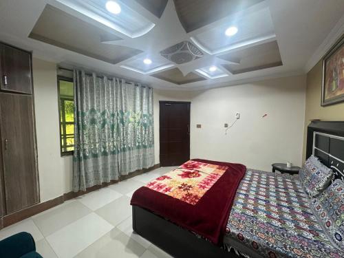 Ένα ή περισσότερα κρεβάτια σε δωμάτιο στο Malik Residency Bhurban Murree