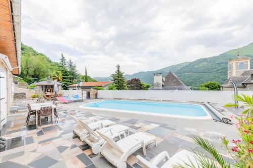 une villa avec une piscine et des montagnes dans l'établissement Villa Bellevue avec piscine, à Agos-Vidalos