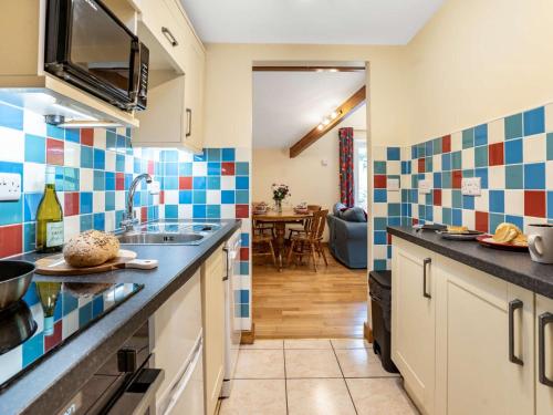 Kuchyň nebo kuchyňský kout v ubytování 2 Bed in Llangenny BN284