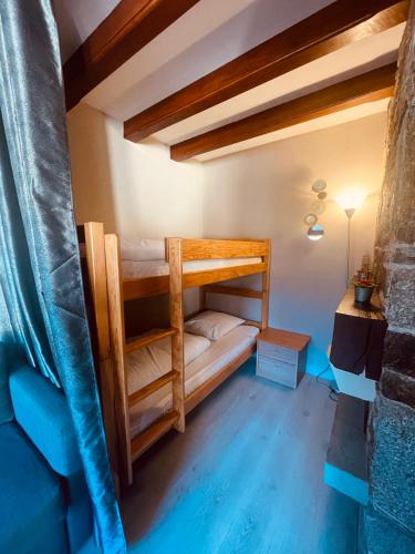 - une chambre avec des lits superposés dans une maison dans l'établissement Appartement 58 m2 avec PISCINE INTÉRIEURE Vue Montagne Centre Village , Parking Privé, à Saint-Lary-Soulan