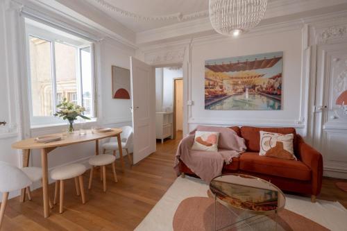 un salon avec un canapé et une table dans l'établissement La Loggia du 21, à Bourg-en-Bresse