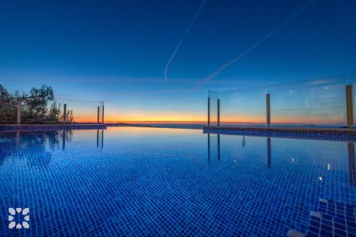 Bazén v ubytování Villa Boreal by Abahana Villas nebo v jeho okolí