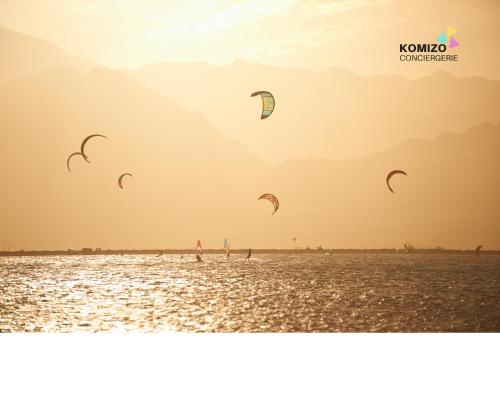 Un groupe de gens volant des cerfs-volants dans l'eau dans l'établissement Villa Rivage, au Barcarès